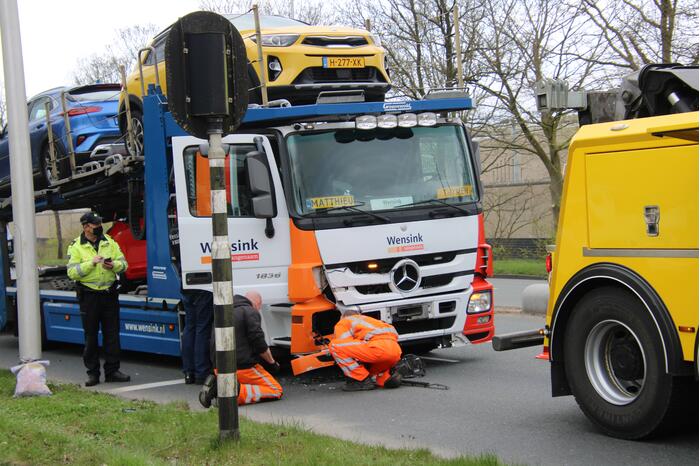 Vrachtwagen met trailer botst op auto