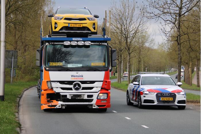 Vrachtwagen met trailer botst op auto