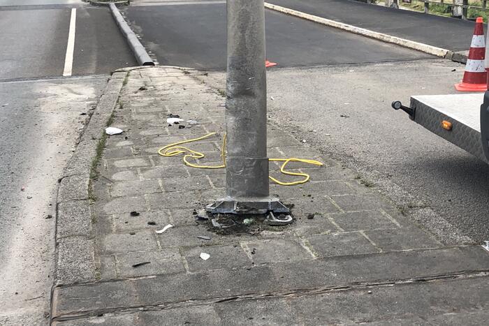 Vrachtwagen met trailer botst op auto