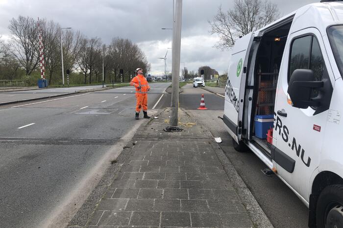 Vrachtwagen met trailer botst op auto