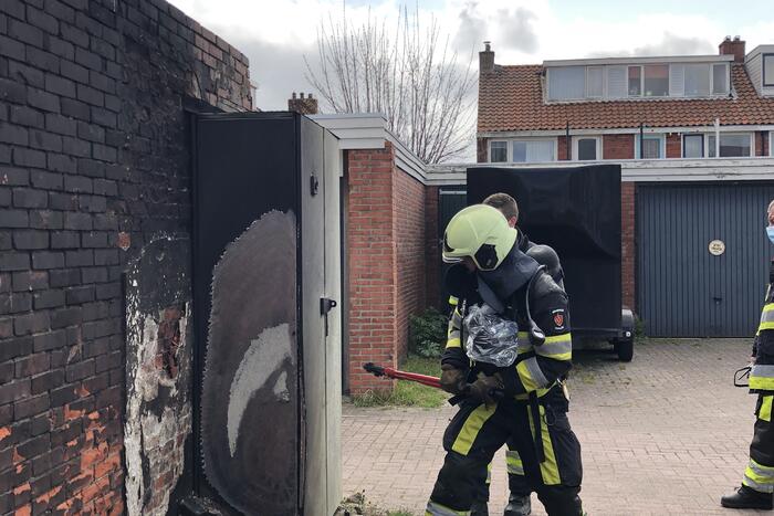 Matras naast stroomkast geblust door omstanders
