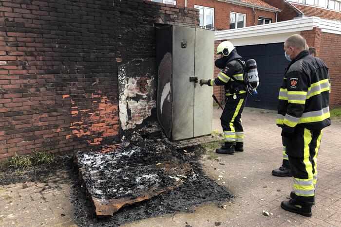 Matras naast stroomkast geblust door omstanders