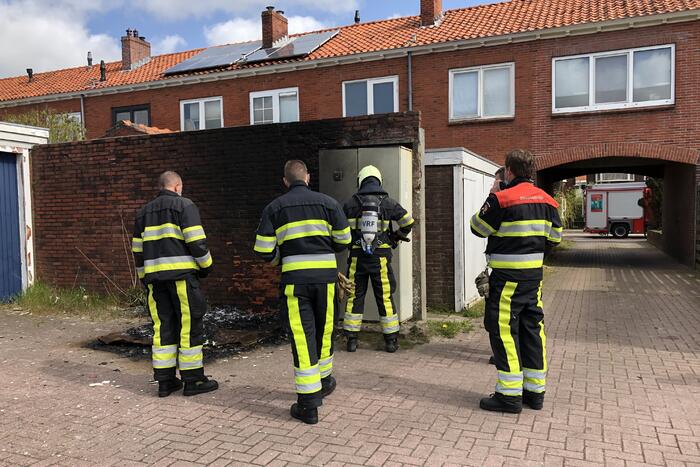 Matras naast stroomkast geblust door omstanders