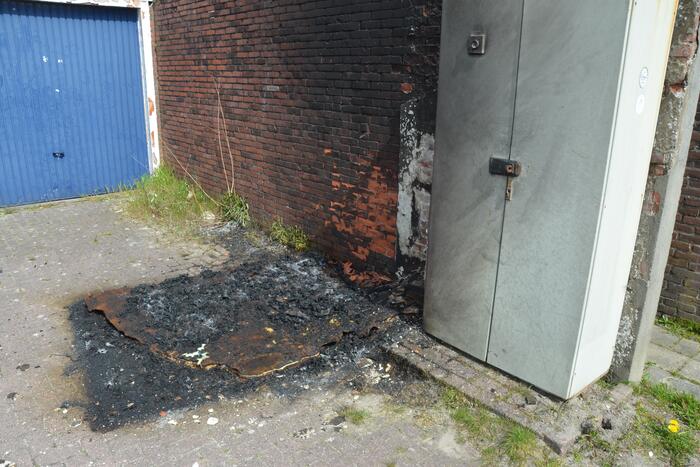 Matras naast stroomkast geblust door omstanders