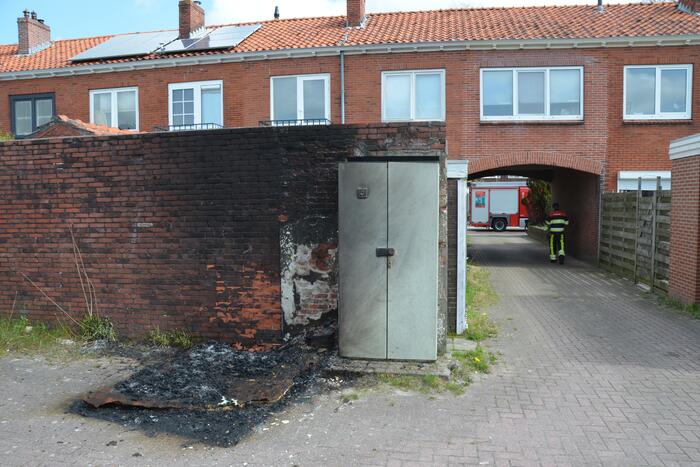 Matras naast stroomkast geblust door omstanders