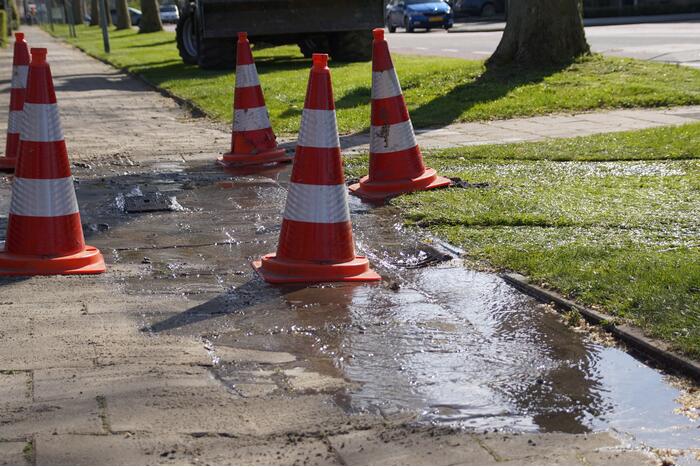 Voetpad verzakt langzaam door waterlekkage