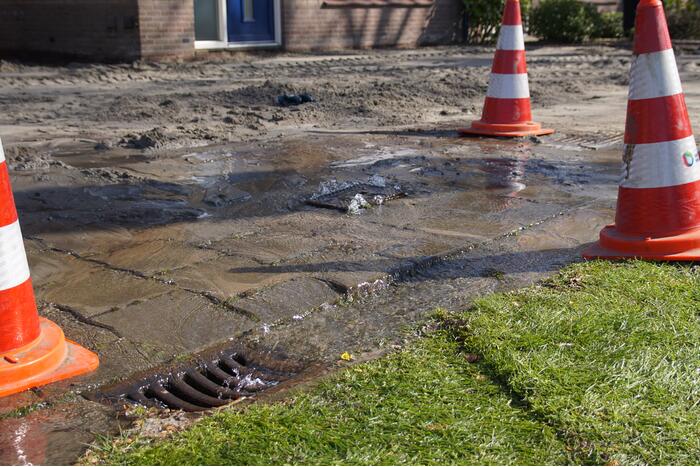 Voetpad verzakt langzaam door waterlekkage