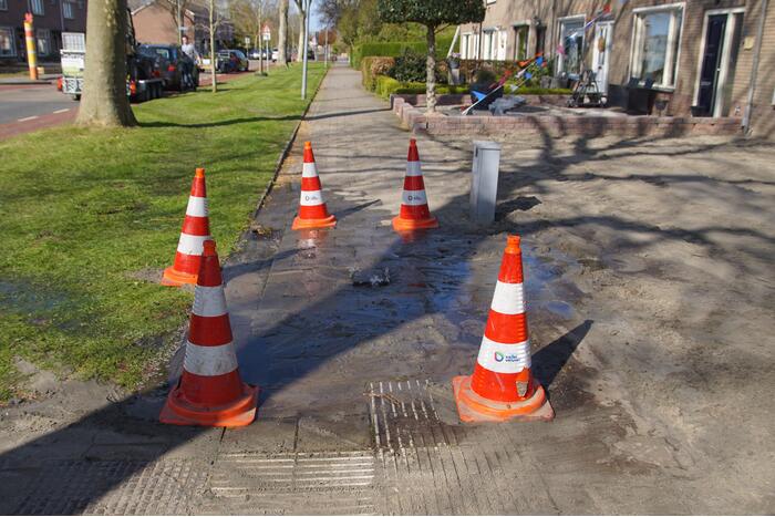 Voetpad verzakt langzaam door waterlekkage