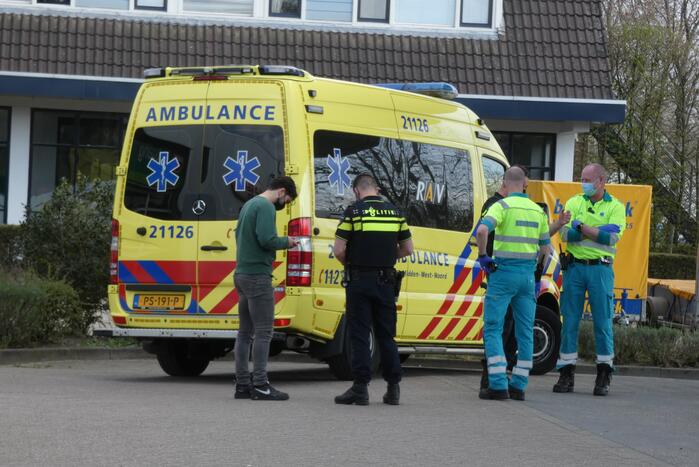 Maaltijdbezorger geholpen door ambulancepersoneel na val