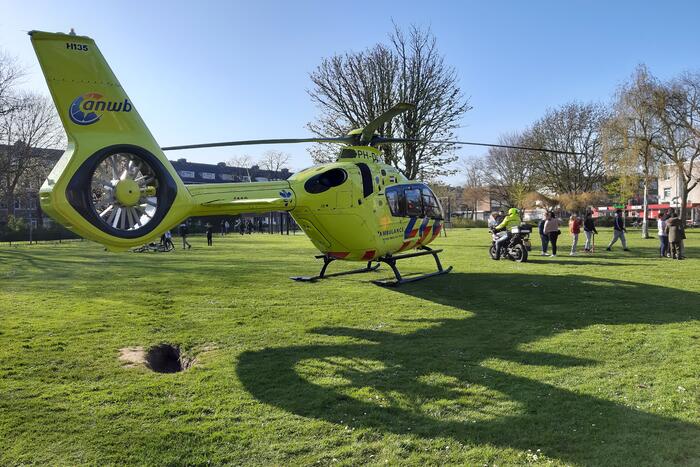 Traumahelikopter landt voor gewond persoon
