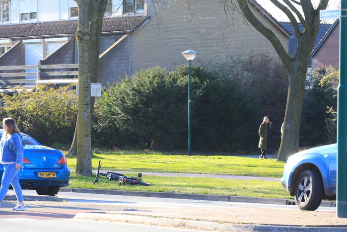 Vrouw op e-bike gewond bij aanrijding