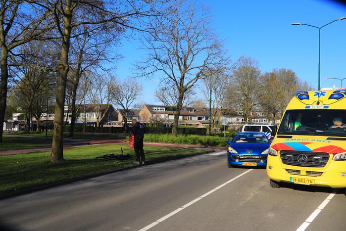 Vrouw op e-bike gewond bij aanrijding