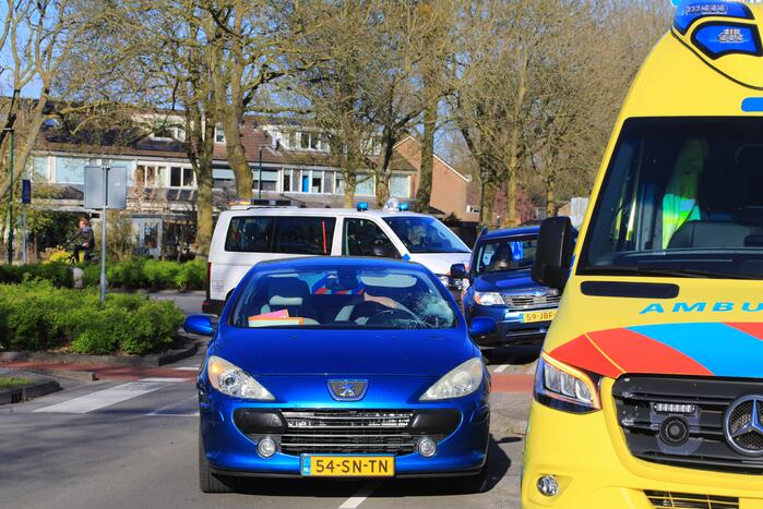 Vrouw op e-bike gewond bij aanrijding