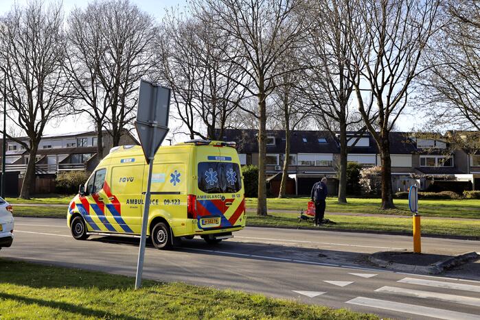 Vrouw op e-bike gewond bij aanrijding