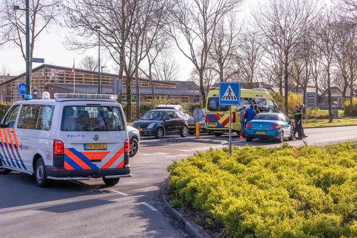 Vrouw op e-bike gewond bij aanrijding