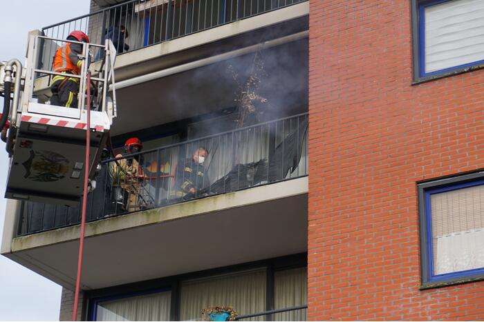 Bankje vat vlam op balkon