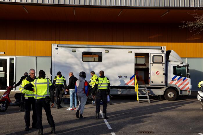 Grote politie controle op parkeerterrein