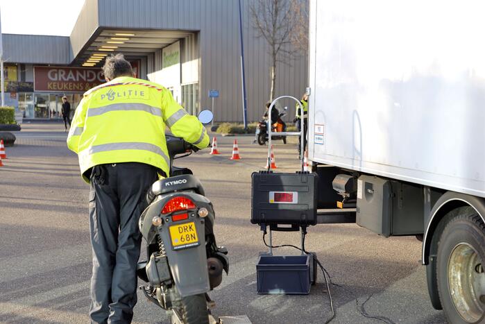 Grote politie controle op parkeerterrein