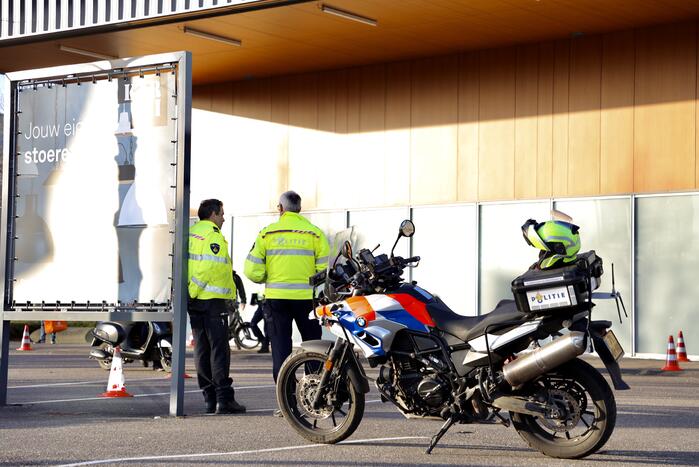 Grote politie controle op parkeerterrein