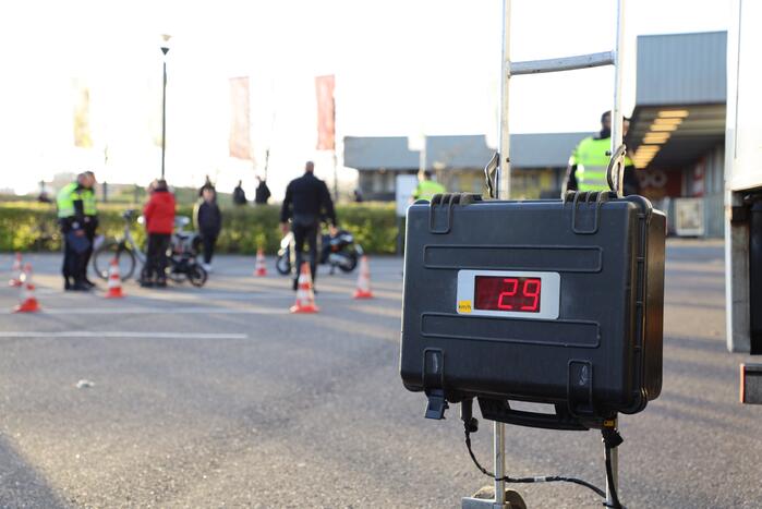 Grote politie controle op parkeerterrein