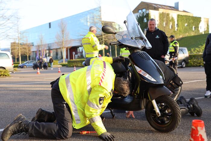 Grote politie controle op parkeerterrein