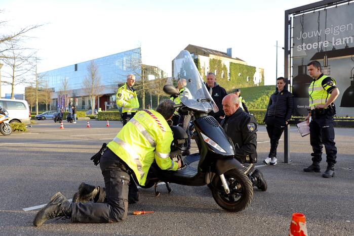Grote politie controle op parkeerterrein