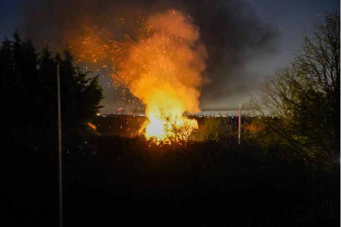 Grote uitslaande brand in duiventil