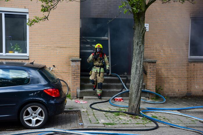 Meerdere bewoners door brand opgesloten in woningen