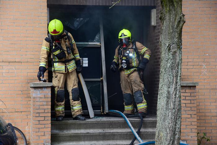 Meerdere bewoners door brand opgesloten in woningen
