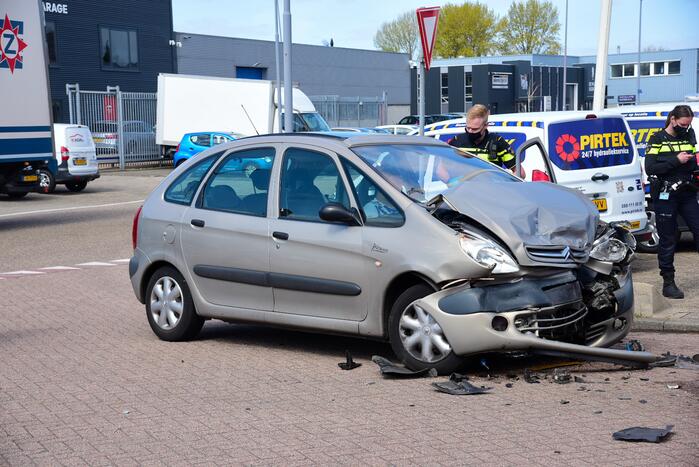 Flinke schade bij botsing op bedrijventerrein