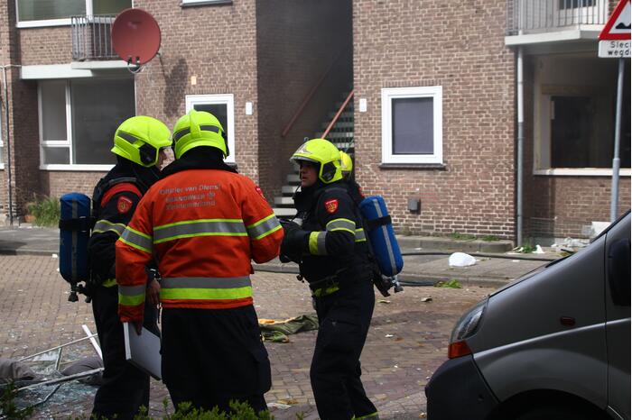 Explosie bij brand in portiekwoning