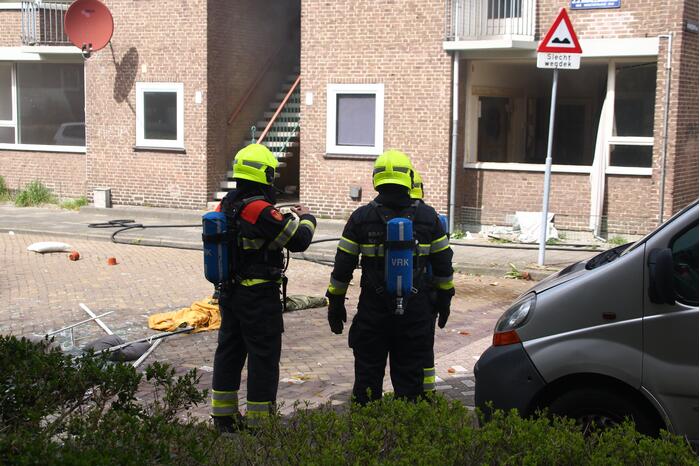 Explosie bij brand in portiekwoning