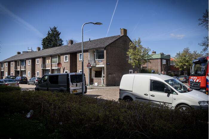 Explosie bij brand in portiekwoning