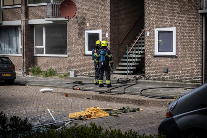 Explosie bij brand in portiekwoning