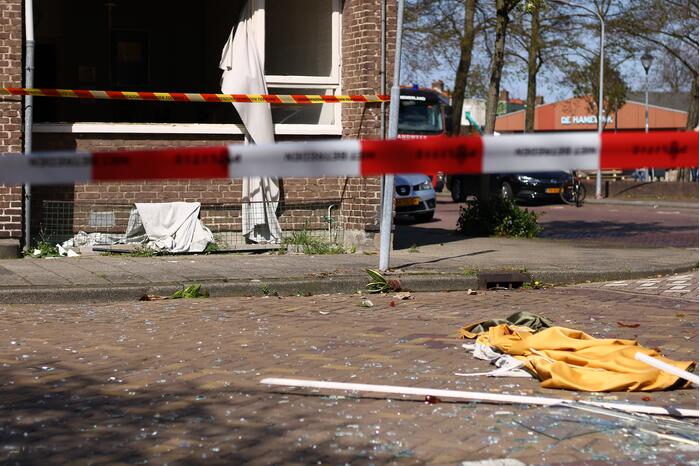 Explosie bij brand in portiekwoning