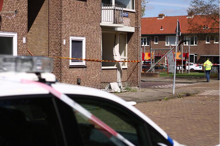 Explosie bij brand in portiekwoning