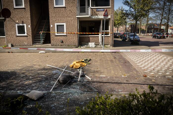 Explosie bij brand in portiekwoning