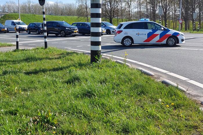 Politie sluit rijbaan af door ongeval
