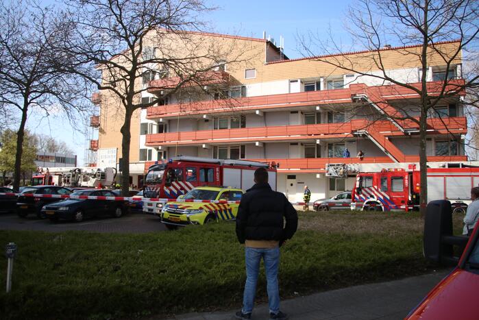 Veel hulpdiensten door keukenbrand in appartementencomplex