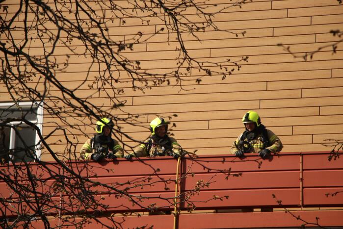 Veel hulpdiensten door keukenbrand in appartementencomplex