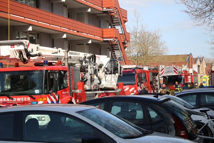 Veel hulpdiensten door keukenbrand in appartementencomplex