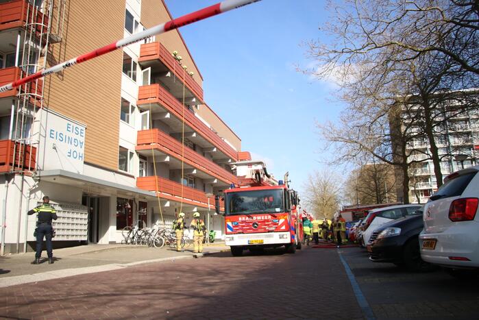 Veel hulpdiensten door keukenbrand in appartementencomplex