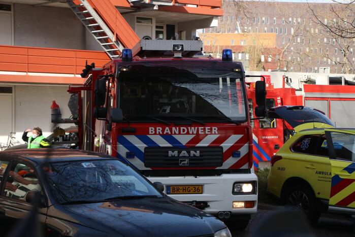 Veel hulpdiensten door keukenbrand in appartementencomplex