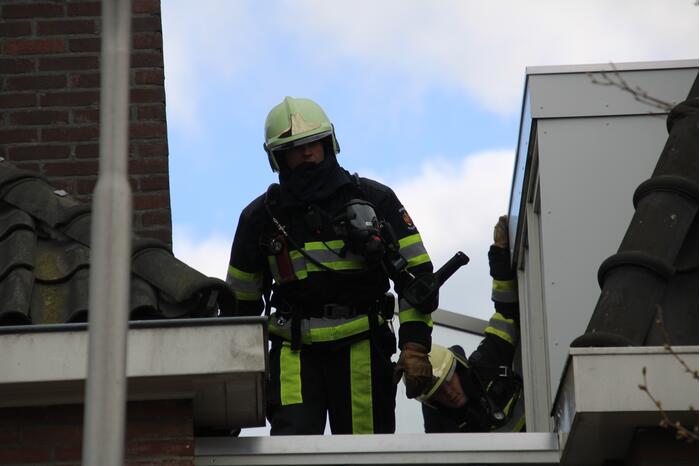 Brandweer blust brand op dak