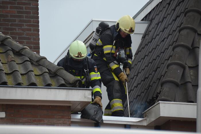 Brandweer blust brand op dak