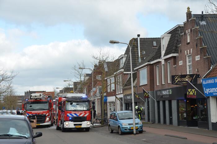 Brandweer blust brand op dak