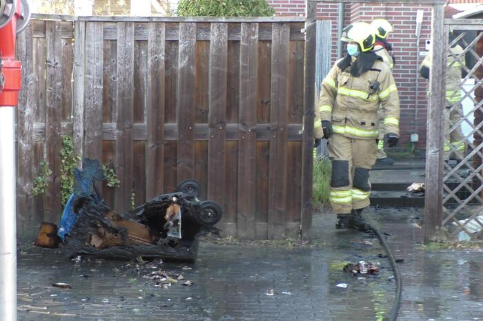 Brandweer blust brand in papiercontainer