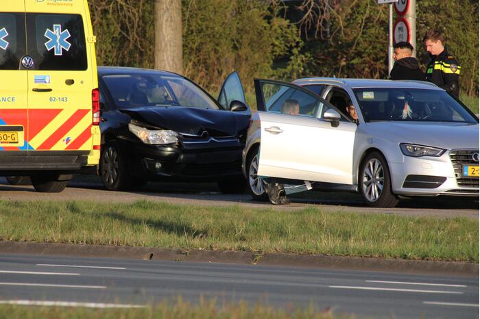 Schade na aanrijding tussen twee personenauto's