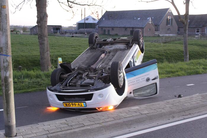 Auto belandt op zijn kop na botsing