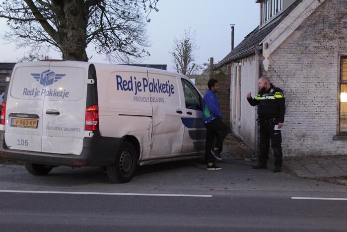 Auto belandt op zijn kop na botsing
